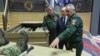 Arhiva - Ruski predsednik Vladimir Putin, u sredini, načelnik ruskog generalštaba general Valerij Gerasimov, levo, i tadašnji ruski ministar odbrane Sergej Šojgu tokom posete izložbe nakon sastanka sa vojnim licima u Moskvi, Rusija, 19. decembra 2023. (Foto: AP)