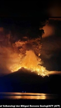 Gunung Ruang mengeluarkan lahar panas dan asap di Kepulauan Sangihe dilihat dari Sitaro, Sulawesi Utara pada 17 April 2024. (Foto: Pusat Vulkanologi dan Mitigasi Bencana Geologi/AFP)