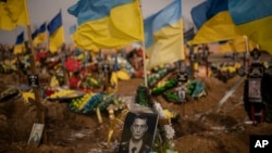 Foto seorang prajurit Ukraina di pemakaman di Kharkiv, Ukraina, Jumat, 24 Februari 2023. (Foto: AP/Vadim Ghirda)