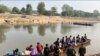 FILE - Warga Myanmar menyeberangi sungai Moei di perbatasan Thailand-Myanmar untuk kembali dari distrik Mae Sot Thailand di provinsi Tak, 11 April 2023. (ROYAL THAI ARMY / AFP) 