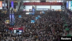 中秋節和中國國慶即將到來，上海虹橋火車站擠滿候車人群。（2023年9月28日）