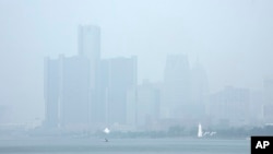 Asap akibat kebakaran hutan Kanada tampak menyelimuti langit di kota Detroit, Michigan dan mengurangi jarak pandang Rabu, 28 Juni 2023.