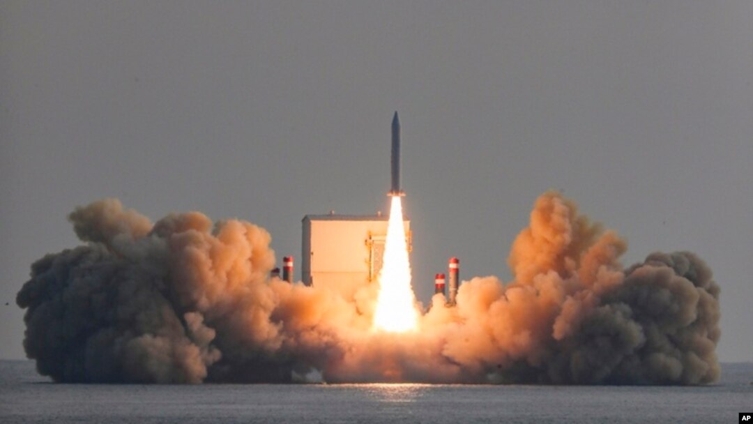 南韓固體燃料太空火箭的第三次試射於2023年12月4日在南韓濟州島附近海域的一艘駁船上發射。（南韓國防部提供照片、美聯社發布）