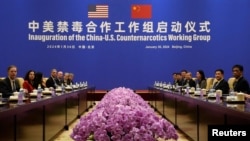 Wakil Asisten Presiden dan Wakil Penasihat Keamanan Dalam Negeri AS Jen Daskal, dan Menteri Keamanan Publik China Wang Xiaohong beserta delegasi kedua negara dalam pertemuan di Diaoyutai State Guesthouse, Beijing, 30 Januari 2024. (Ng Han Guan/Kolam renang via REUTERS)