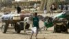 Warga di Gadaref, Sudan, menggunakan kereta keledai untuk membawa air pada 21 April 2024. (Foto: AFP/Ebrahim Hamid)