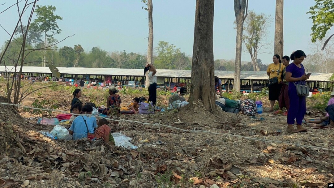 ယခင်မှတ်တမ်းရုပ်ပုံ | ကရင်ပြည်နယ် မြဝတီခရိုင်အတွင်း တိုက်ပွဲတွေကြောင့် ထိုင်းနိုင်ငံ တက်ခရိုင်ထဲကို ထွက်ပြေးခိုလှုံလာတဲ့ ဒုက္ခသည်များ (ဧပြီ ၆၊ ၂၀၂၃)