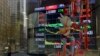 Papan elektronik dari tempat pialang di Beijing menampilkan nilai penjualan saham di Shanghai pada 5 Februari 2024. (Foto: AP/Andy Wong)
