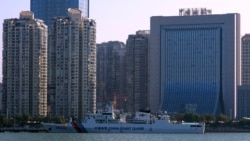 中國福建廈門海關大樓前停靠的中國海警船。 （2023年12月26日）