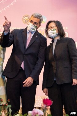 Presiden Paraguay Mario Abdo Benitez (kiri) bersama Presiden Taiwan Tsai Ing-wen dalam sebuah forum di Taipei, 15 Februari 2023. (Foto: Handout / KANTOR PRESIDEN TAIWAN / AFP)
