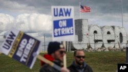 FILE — Striking UAW workers picket at the Jeep Assembly Plant in Toledo, Ohio, Oct. 9, 2023.