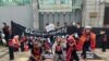 Beberapa warga Dairi melakukan aksi budaya menari Tor Tor di depan Kedubes China, di Jakarta, Selasa (11/6), menuntut pemerintah China batalkan pendanaan untuk PT DPM, yang akan melakukan kegiatan pertambangan di Kabupaten Dairi, Sumatera Utara (VOA/Ghita Intan).