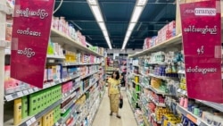 ရန်ကုန်မြို့ရှိ Aeon Orange စူပါမားကတ်မှာ ဈေးဝယ်နေသူတစ်ဦး (ဇူလိုင် ၁၊ ၂၀၂၄)
