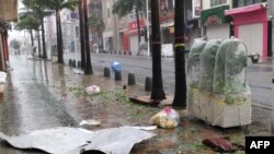Sejumlah puing-puing berserakan di jalanan pusat kota Naha, Okinawa, saat angin kencang akibat badai Khanun menyerang kota tersebut pada 2 Agustus 2023. (Foto: JIJI Press/AFP)