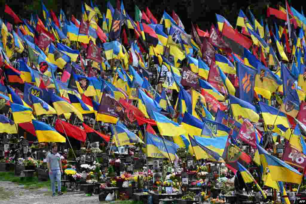 Seorang penduduk setempat mengunjungi tempat pemakaman Lychakiv di Lviv, Ukraina, di tengah invasi Rusia ke Ukraina, 2 Mei 2024.