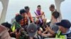 Empat WNA Australia dan dua WNI yang ditemukan selamat setelah sempat hilang karena cuaca buruk di perairan Kepulauan Banyak, Kabupaten Aceh Singkil, Aceh. Selasa 15 Agustus 2023. (Courtesy: Basarnas Nias)
