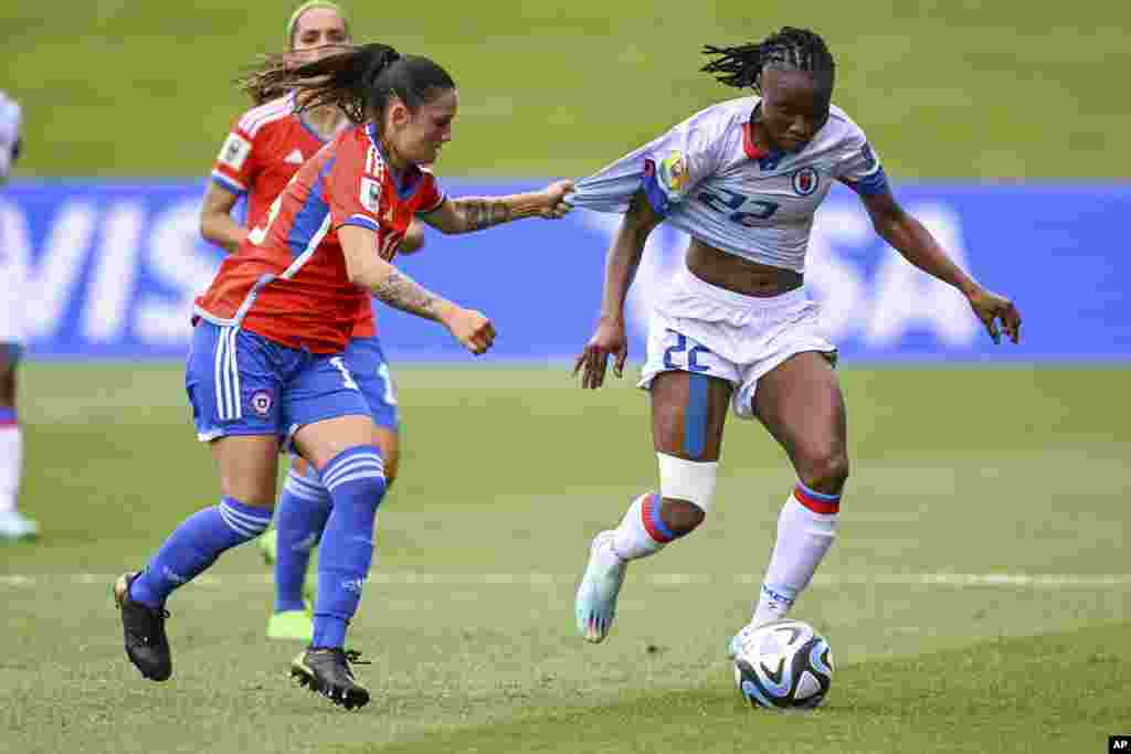 Isidora Olave ( a goch) ak Roselord Borgella pandan match kalifikasyon pou Mondyal FIFA a, nan Auckland, La Nouvel Zeland, 22 Fevriye, 2023.