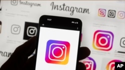Logo Instagram terlihat di ponsel di Boston, Amerika Serikat, 14 Oktober 2022. (Foto: AP)