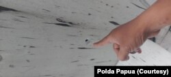 Bekas tembakan yang terdapat di badan pesawat Trigana Air. (Courtesy: Polda Papua)