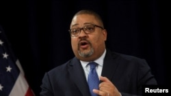 FILE: Jaksa Distrik New York Alvin Bragg berbicara setelah mantan Presiden AS Donald Trump muncul di Manhattan Criminal Courthouse, New York City, AS , 4 April 2023. (REUTERS/Brendan McDermid)