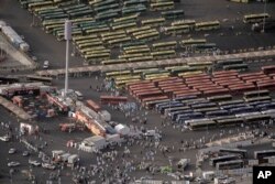 Puluhan bus parkir saat jemaah berjalan memasuki Masjidil Haram, saat menunaikan ibadah haji tahunan, di Mekkah, Arab Saudi, 22 Juni 2023. (Foto: AP)