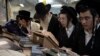 Umat ​​Yahudi Ultra-Ortodoks berdoa di makam Shimon Hatzadik selama perayaan hari raya Yahudi Lag BaOmer di lingkungan Sheikh Jarrah, Yerusalem timur, 26 Mei 2024 lalu.