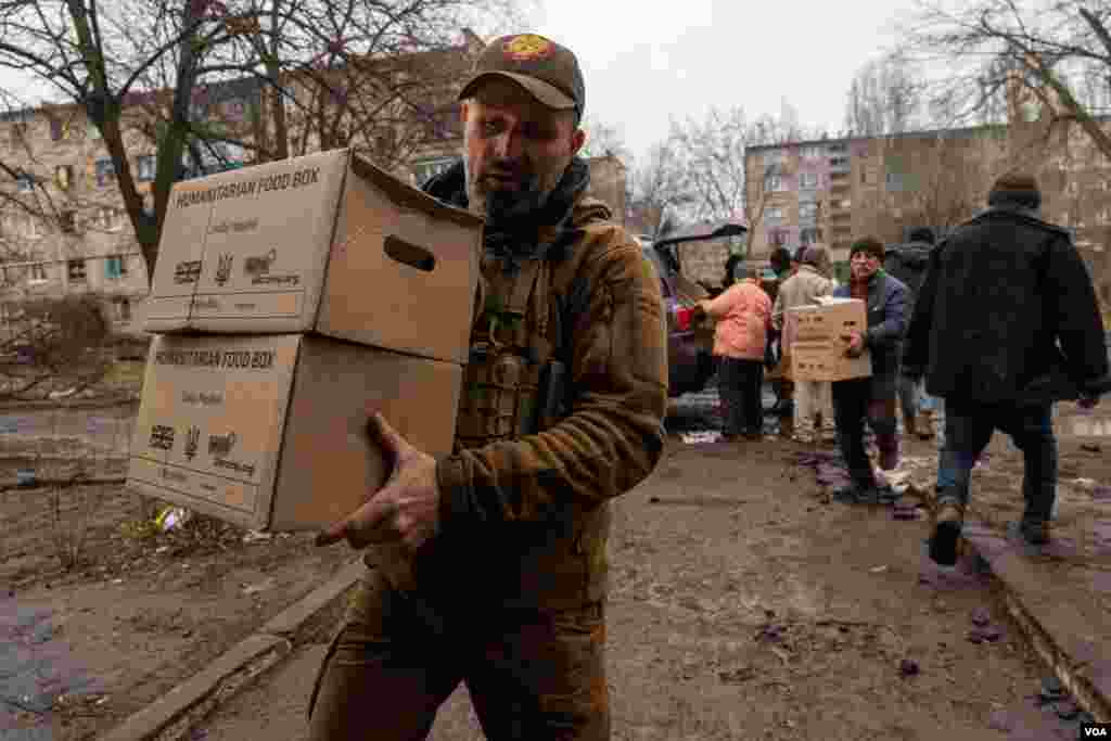 Volunteers bring food to the only shelter still operating in Chasiv Yar, a small city in Eastern Ukraine close to the front lines in Bakhmut, on April 12, 2023. (Yan Boechat/VOA)