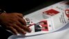 Seorang pekerja menggunakan kaca pembesar saat memeriksa surat suara yang dicetak untuk pemilihan presiden di sebuah pabrik di Jakarta, 20 Januari 2019. (Foto: REUTERS/Willy Kurniawan)
