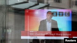 Ekran ispred sedišta BBC-ja u Londonu, 28. aprila 2023. (Foto: Rojters/Henry Nicholls)