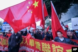 反對台灣獨立的抗議者聚集在台灣總統蔡英文在洛杉磯下榻的酒店外。 （2023年4月4日）