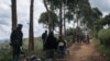 Sejumlah warga sipil tampak melarikan diri dari pertemuran yang terjadi di saat pasukan bersenjata Kongo berjaga di selatan dari area Kanyabayonga di provinsi Kivu Utara, pada 14 Mei 2024. (Foto: AFP/Alexis Hugut)