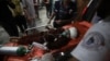 Seorang anak Palestina yang terluka dalam pemboman Israel di Jalur Gaza dibawa ke Rumah Sakit Kuwait di kamp pengungsi Rafah, Jalur Gaza selatan, Sabtu malam 20 April 2024.