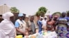 Philomena Irene (kedua dari kiri), ahli nutrisi UNICEF, berbicara kepada para perempuan terkait makanan dan asupan nutrisi di Kaltungo Poshereng, Nigeria, pada 2 Juni 2024. (Foto: AP/Sunday Alamba)