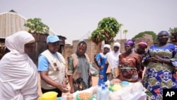 Philomena Irene (kedua dari kiri), ahli nutrisi UNICEF, berbicara kepada para perempuan terkait makanan dan asupan nutrisi di Kaltungo Poshereng, Nigeria, pada 2 Juni 2024. (Foto: AP/Sunday Alamba)
