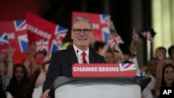Pemimpin Partai Buruh Keir Starmer berbicara di hadapan para pendukungnya di galeri seni modern Tate di London, Jumat, 5 Juli 2024. (Foto: Kin Cheung/AP Photo)
