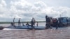 Proses evakuasi penumpang Kapal SB Evelyn Calisca 01 dengan rute Tembilahan-Tanjung Pinang yang tenggelam di perairan Desa Air Tawar, Kecamatan Kateman, Kabupaten Indragiri Hilir, Provinsi Riau, pada 27 April 2023. (Foto: Courtesy: Pemprov Riau)