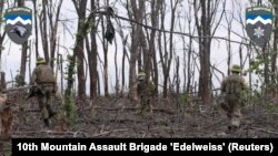 烏克蘭陸軍第10山地突擊旅2023年5月19日在社交媒體上公佈的視頻截圖顯示，烏克蘭軍人在烏克蘭頓涅茨克州巴赫穆特附近作戰。