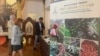 Display produk kopi Toraja pada acara di KJRI San Francisco (VOA/Made Yoni). 