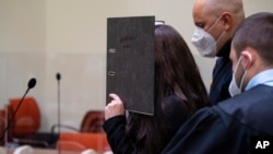 Terdakwa perempuan Jerman yang menjadi mualaf, Jennifer W., tiba di ruang sidang untuk persidangannya di kota Munich, Jerman, pada 25 Oktober 2021 (foto: dok). 