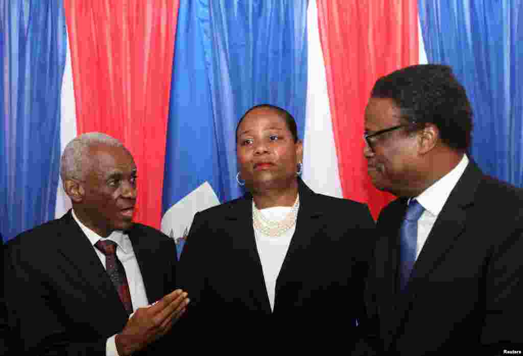 Manm Konsey Prezidansyel Tranzisyon Edgard Leblanc Fils, Regine Abraham ak Fritz Alphonse Jean pale apre seremoni enstalasyon konsey la nan Potoprens, 25 Avril, 2024.