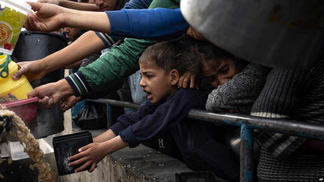 AmaPhalestina amelela ukudla eRafah, eGaza Strip, Dec. 21, 2023. 