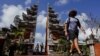 Penumpang tiba di Bandara Internasional I Gusti Ngurah Rai Badung, Bali, 2 September 2022. (Foto: REUTERS/Willy Kurniawan)