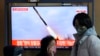 2023年2月24日，在韩国首尔的首尔火车站播放的新闻节目中，电视屏幕显示了朝鲜导弹发射的画面。
