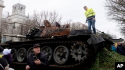 Itanka yeRussian T-72 eyabhidlizwa libutho lakwele Ukraine efakwe duzane lesigodlo sakwele Russia eBerlin ingesikhathi kusenziwa isikhumbuzo sokuhlaselwa kwele Ukraine, Feb. 24, 2023.