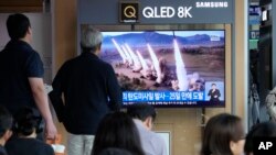 17일 한국 서울역에서 시민들이 북한의 단거리 탄도미사일(SRBM) 발사 보도를 시청하고 있다. (자료사진)