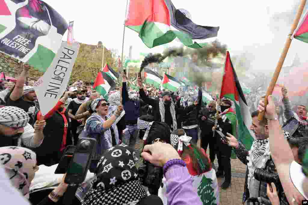Masyarakat memprotes demonstrasi Pro-Palestina karena tidak mengikutsertakan Israel dalam Eurovision menjelang semifinal kedua Kontes Lagu Eurovision di Malmo, Swedia.