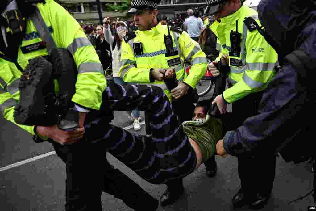 Polisi Metropolitan menangkap pengunjuk rasa yang berupaya menghalangi sebuah bus yang dilaporkan sedang menunggu untuk membawa migran dan pencari suaka dari sebuah hotel di Peckham, London selatan, ke tongkang Bibby Stockholm di Portland, Dorset, Inggris barat daya.