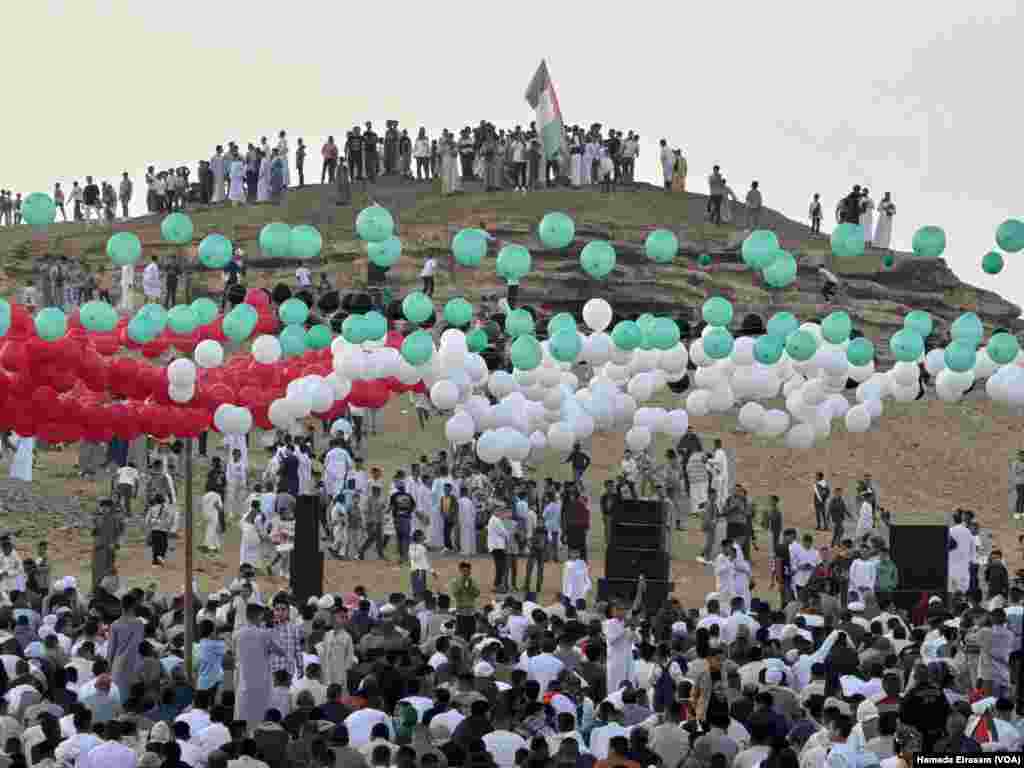 Young men spent the night decorating the prayer site with balloons with the colors of the Palestinian flag. Abusir, Egypt, April 10, 2024.