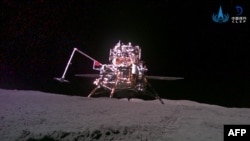 FILE - Modul ascender dan lander yang ditangkap oleh wahana penjelajah bulan Change-6 China setelah mendarat di bulan, 3 Juni 2024. (Handout / China National Space Administration (CNSA) / AFP)