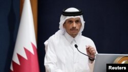 Premye Minis Qatar ak Minis Afe Etranje Mohammed bin Abdulrahman al-Thani pandan yon konferans pou lapres ak Sekrete Deta Etazini Antony Blinken nan Doha, Qatar, 13 Oktob, 2023.
