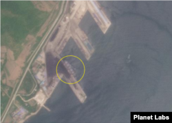 라진항을 촬영한 지난달 20일 자 위성사진에 190m 길이의 대형 선박이 보인다. 사진=Planet Labs